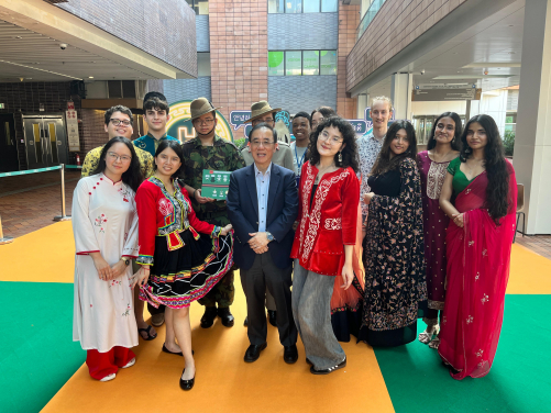 港大國際學生在校內黃克競樓平台籌辦文化嘉年華。